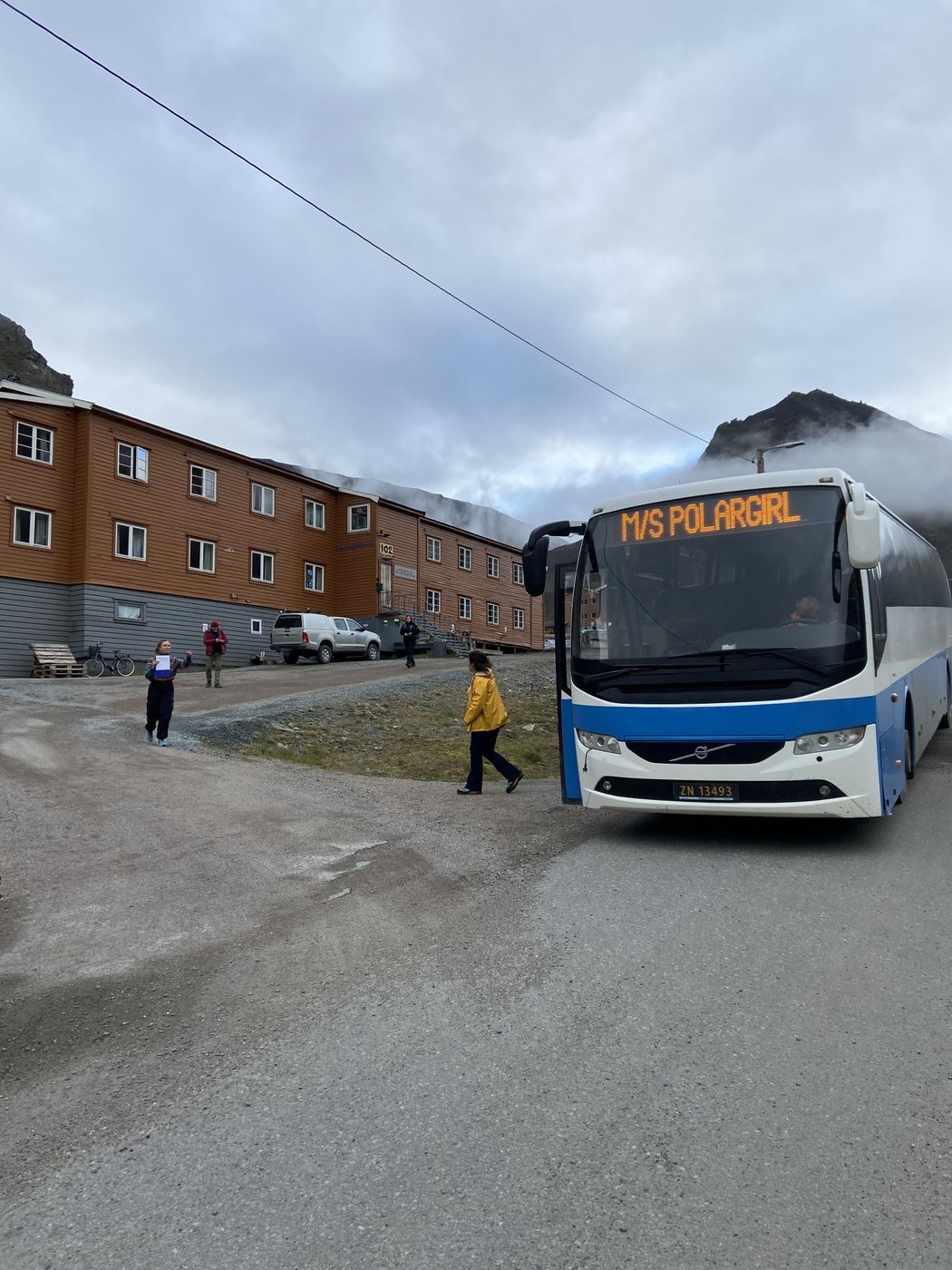 Автобус забрал нас от хостела и привез в порт к 9 утра