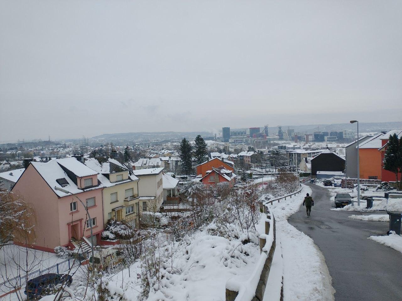 Заснеженная люксембургская провинция; на заднем плане университетский кампус Belval на месте бывшего сталелитейного завода