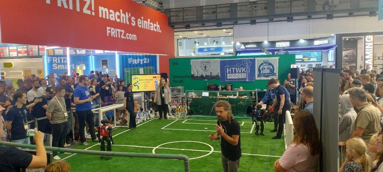 Ну и пытались заставить роботов в футбол играть - мы не дождались.... думаю играли (небодро)