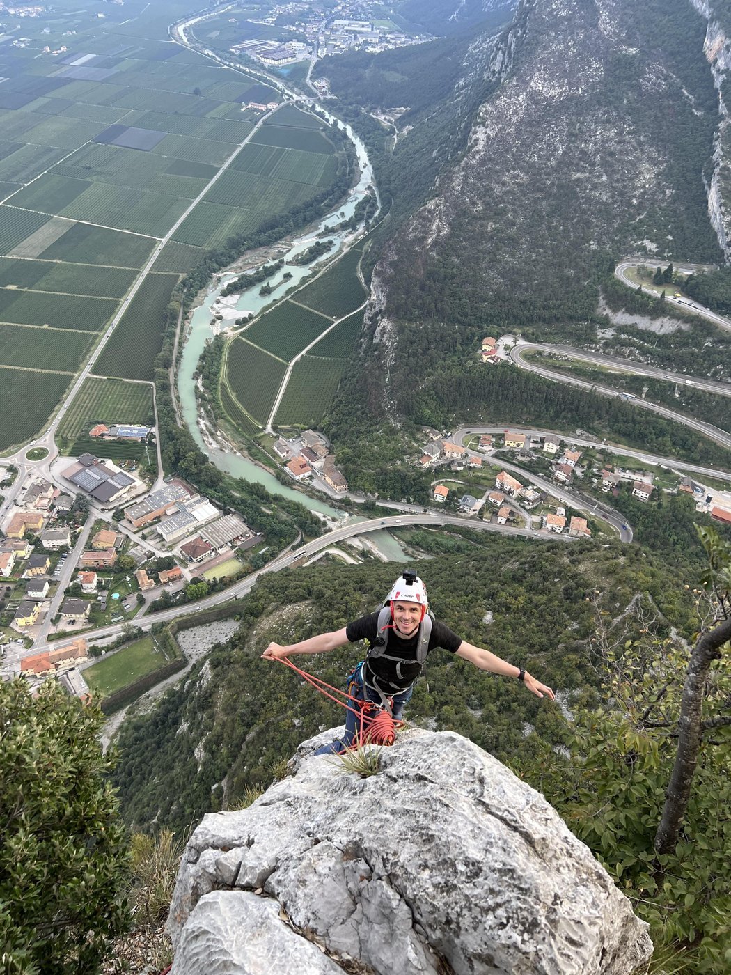 Вершина мультипитча “Странные желания Амели” на скале “Маленькая лань” в Арко, Италия 