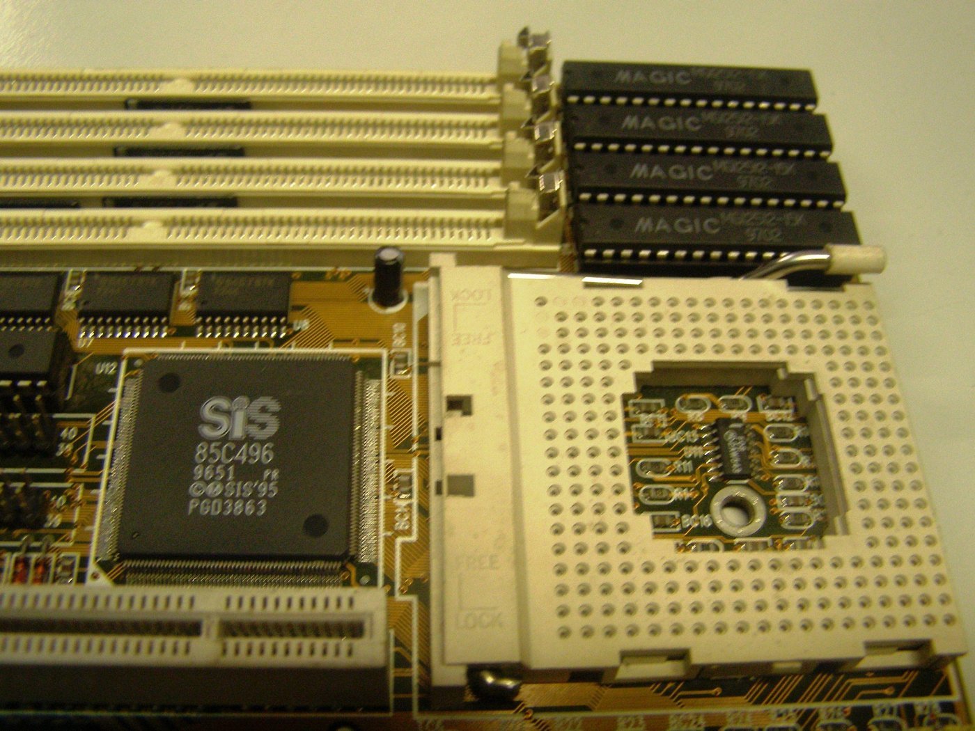 Кэш L2 (4 микросхемы справа вверху) находится на материнской плате у процессора, а L1 прям на кристалле. Технологии!