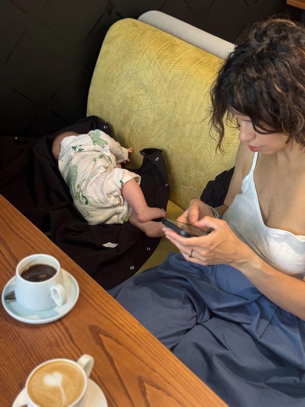 на диванчике в кафе