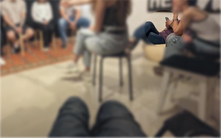 А когда на сцене что-то на скучном, никто не запретит позалипать в ленту прямо на занятии 😎