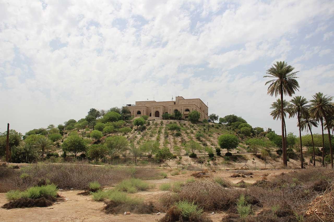 Дворец Саддама Хусейна, построен прямо напротив восстанавливавшегося Вавилона