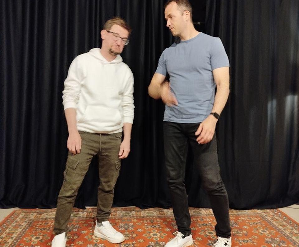 Если сфоткать кринжующего на сцене человека, его лицо на фото будет размытым