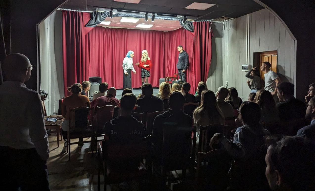 Джэм на сорок человек участников. «Первые пол  года я тольлько смотрел, и лишь потом вышел на сцену» — не раз слышал от импровизаторов программистов/интровертов.