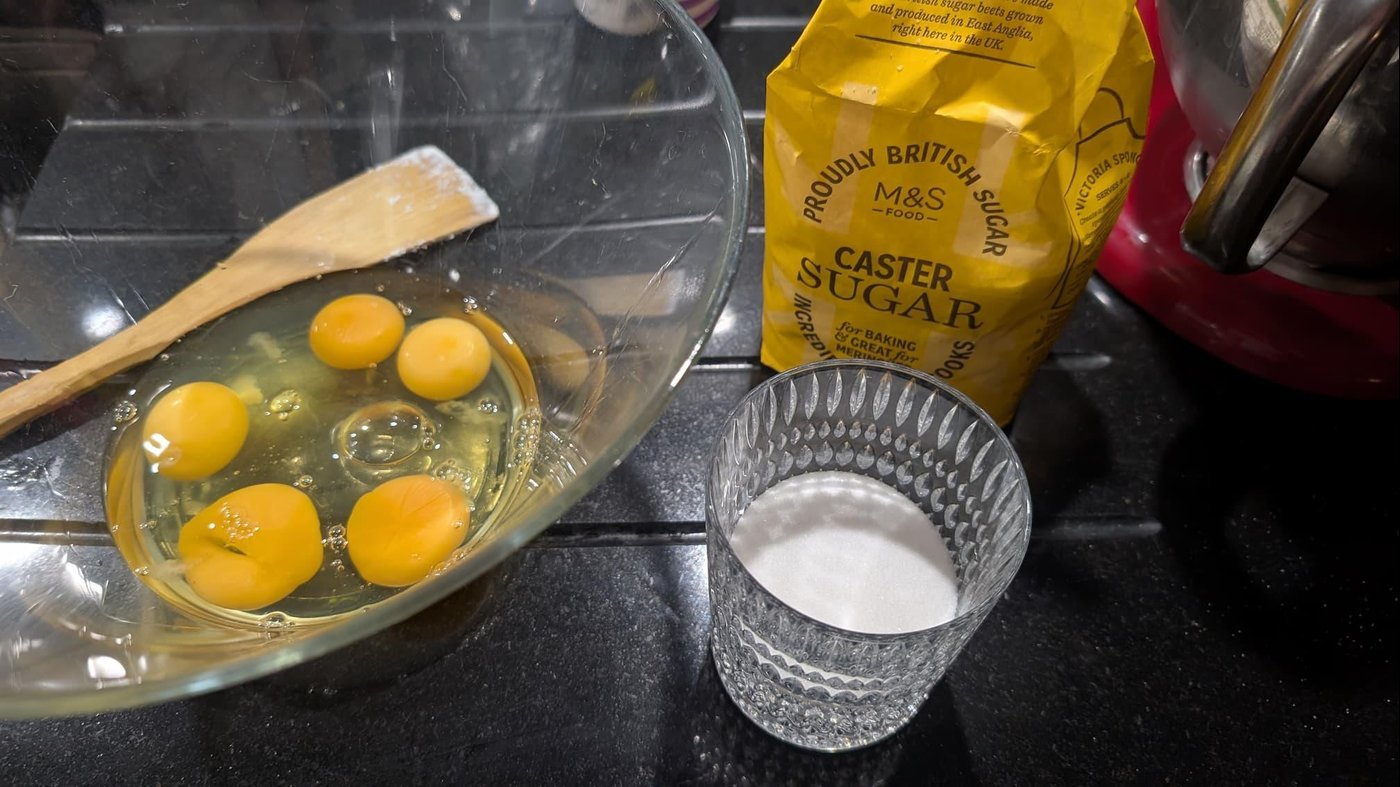 caster это мелкий сахар, почти пудра. У крупного объем может быть чуть другой