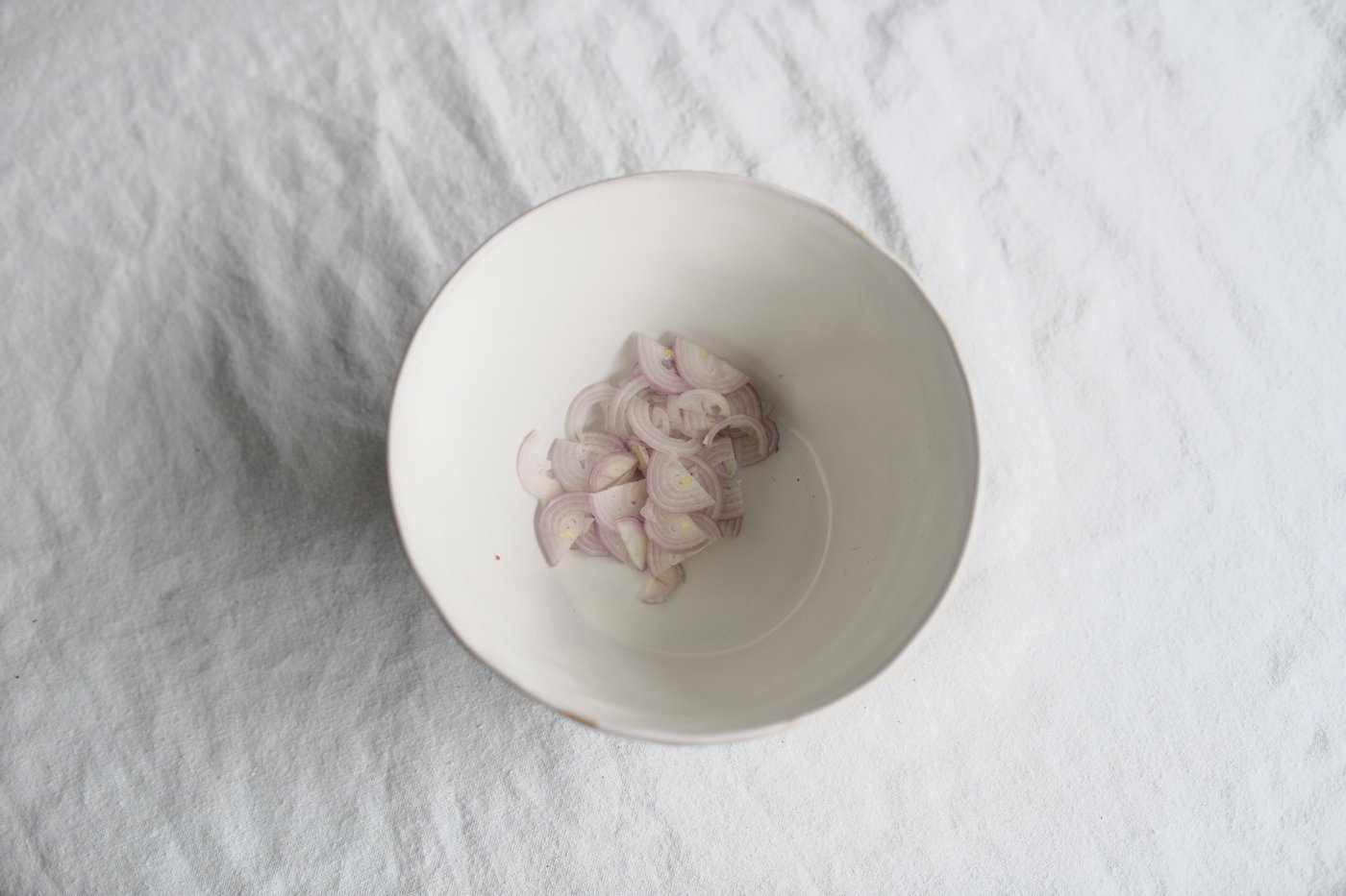 Шалот кладём в миску