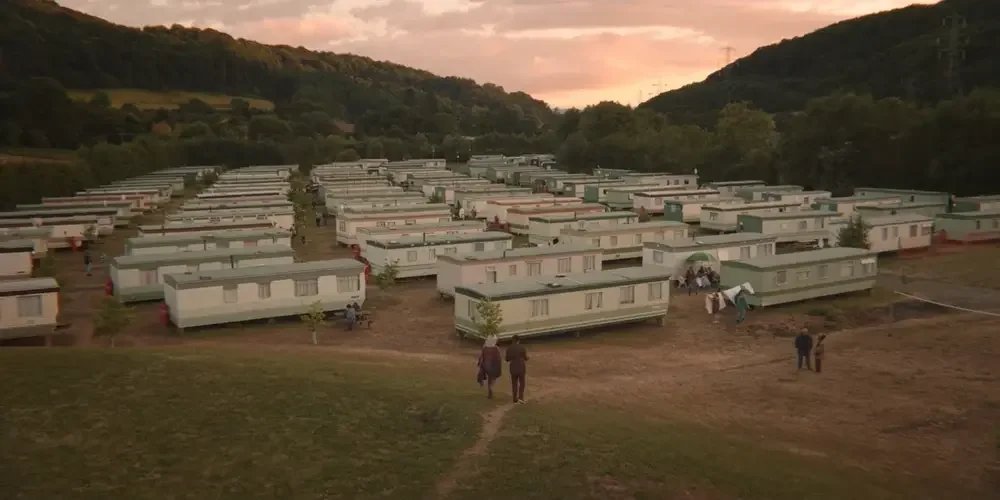 Кадр из сериала. Наш караван где-то справа, у деревьев.