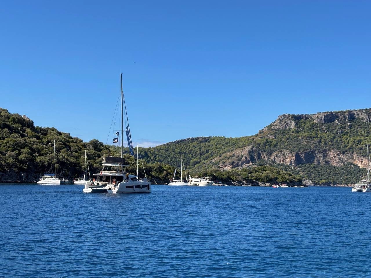 катамаран нас бросил...