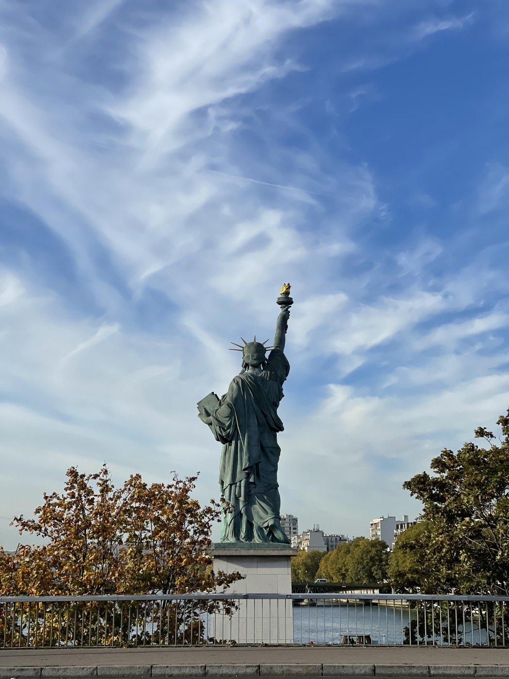 это тоже недалеко от дома, в Париже есть маленькая статуя свободы