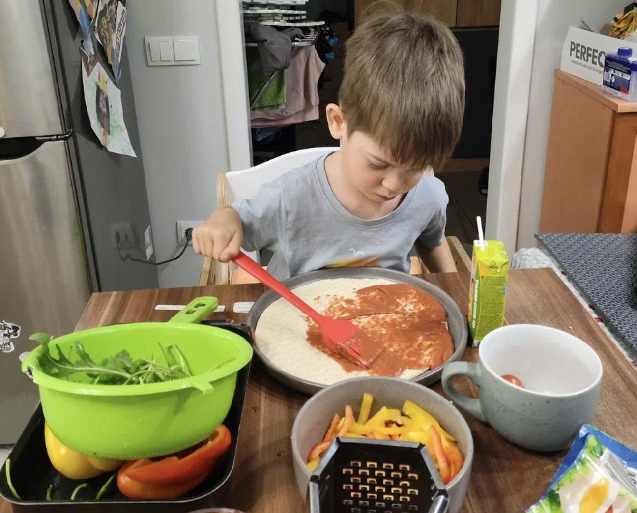 готовит пиццу