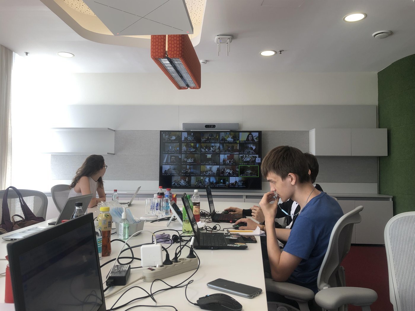 В конце каждого спринта мы собирались в переговорках Яндекса на хакатоны, после которых презентовали свои результаты коллегам и кураторам.