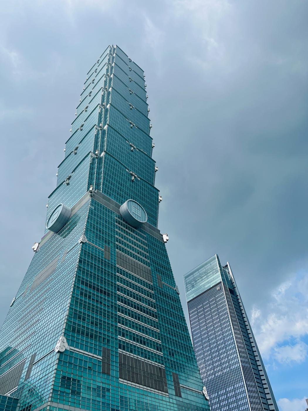 Знаменитая башня Taipei 101, расположена в центре района Xinyi, возможно это самый “свежий” район в городе.