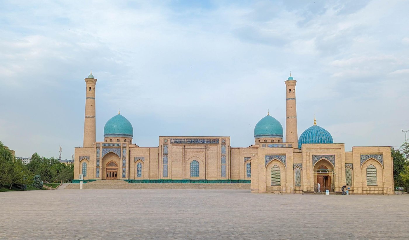 Мечеть и медресе на площади Хазрати Имам