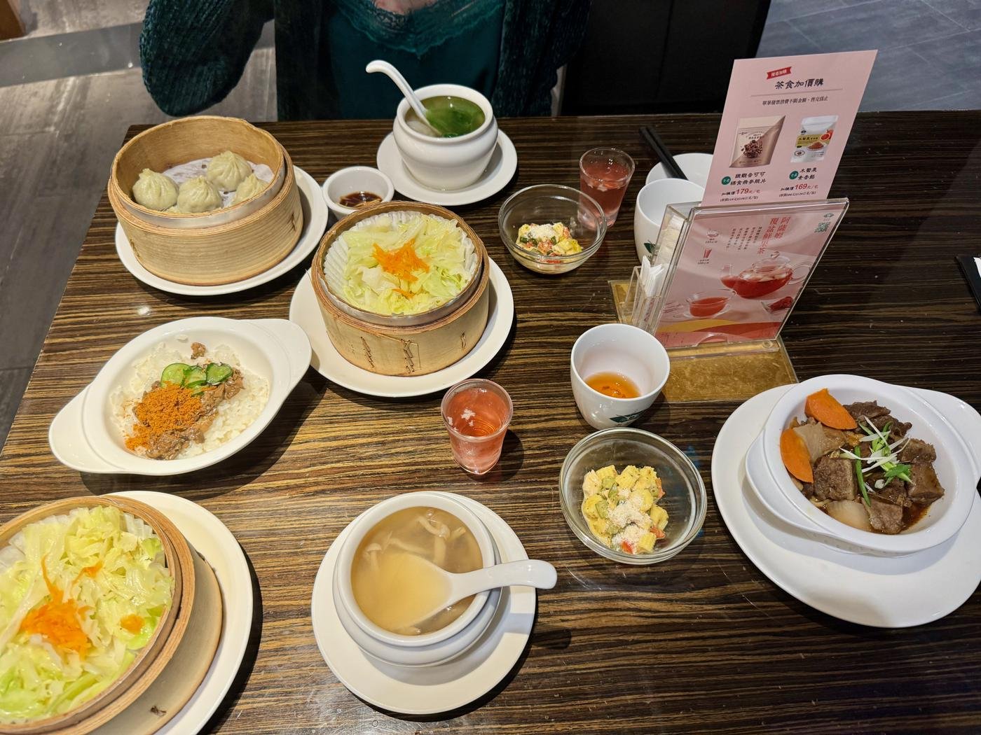 Китайский сет для двоих в ресторане cha for tea. Позже вынесут чай и локальные десерты. Блюда почему-то напомнили мне русскую кухню: суп, горшочек с мясом, капуста, компот.
