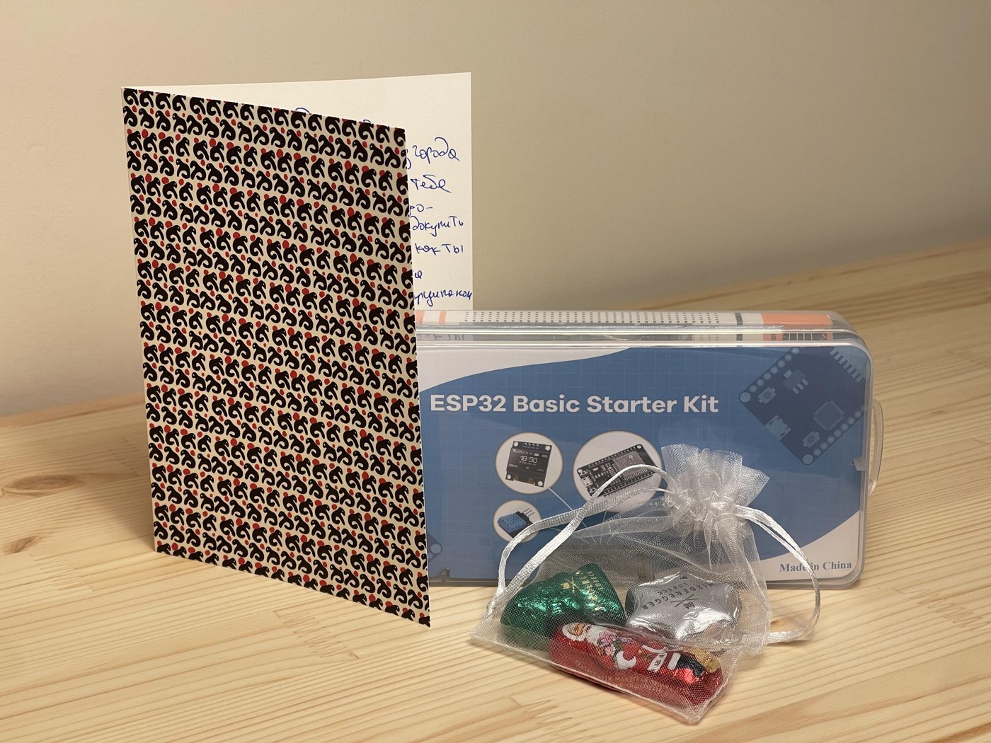 Открытка, ESP32 Basic Starter Kit и конфетки
