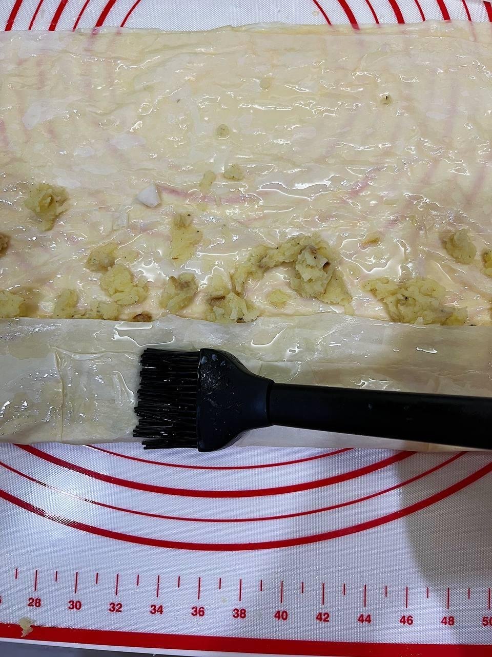 При сворачивании, можно маслом немного смазывать тесто