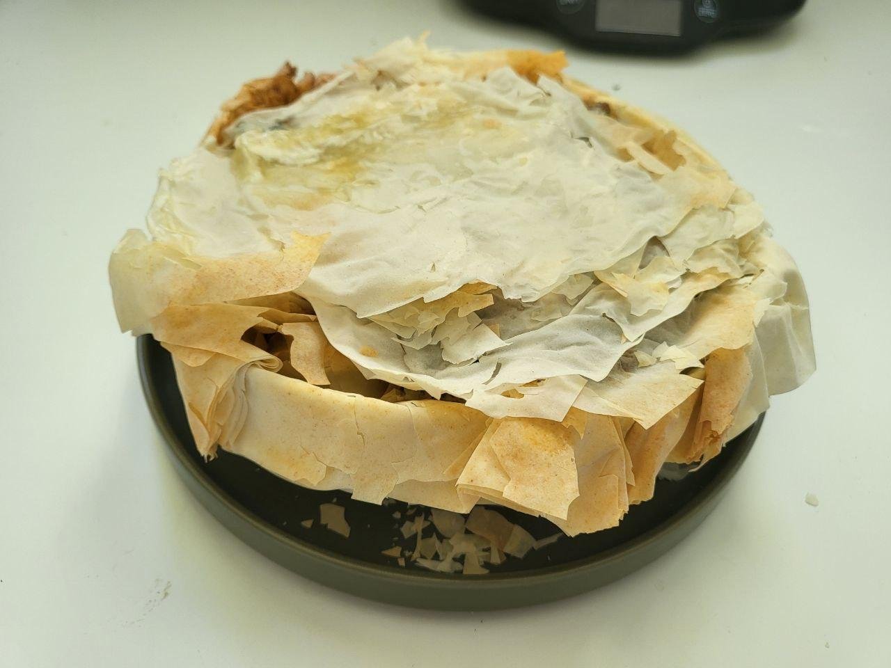 Пирог вынутый из формы и немного помятый переворотами