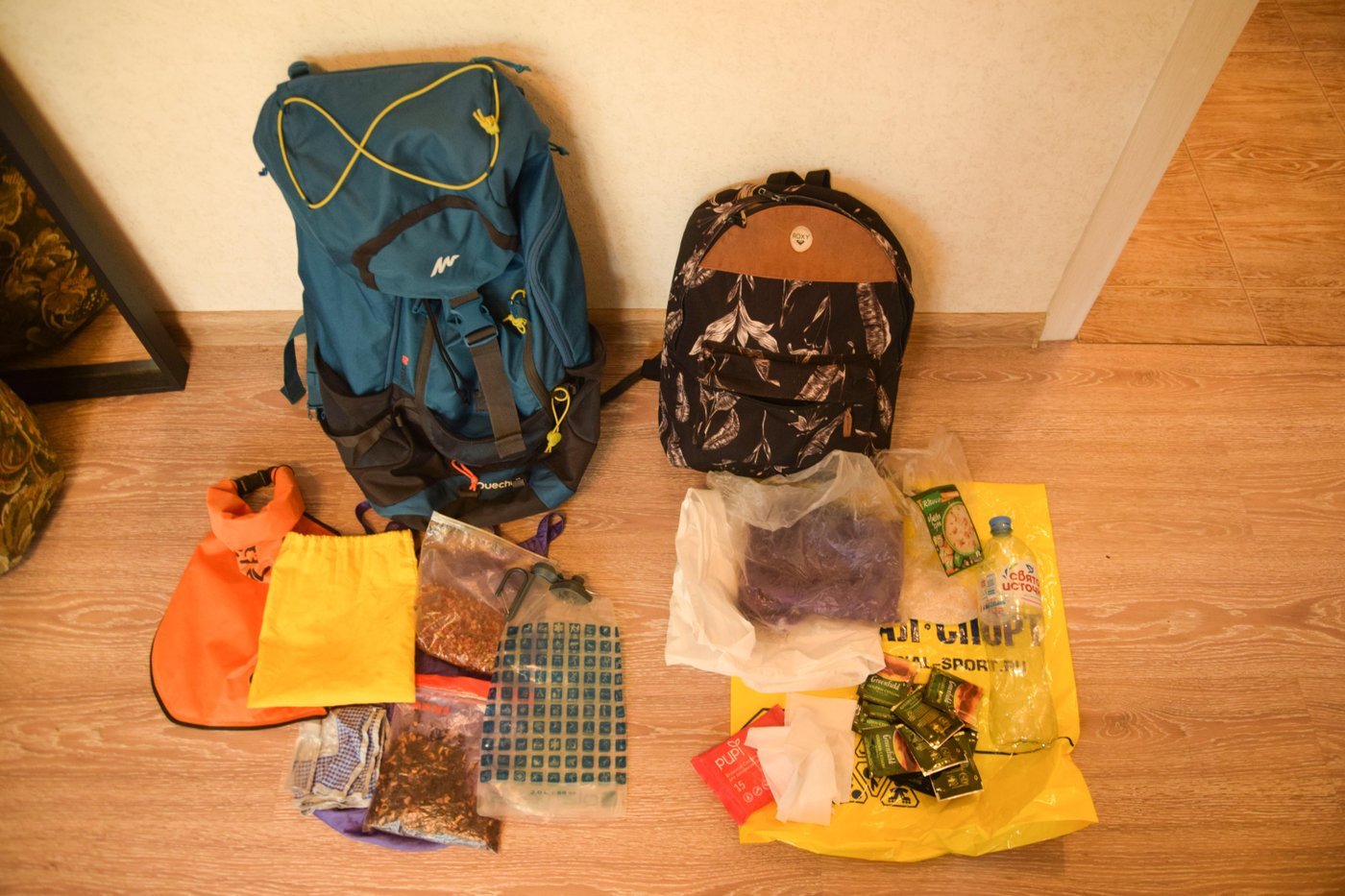 Слева - рюкзак, собранный по методу Zero Waste, справа - по обычному принципу