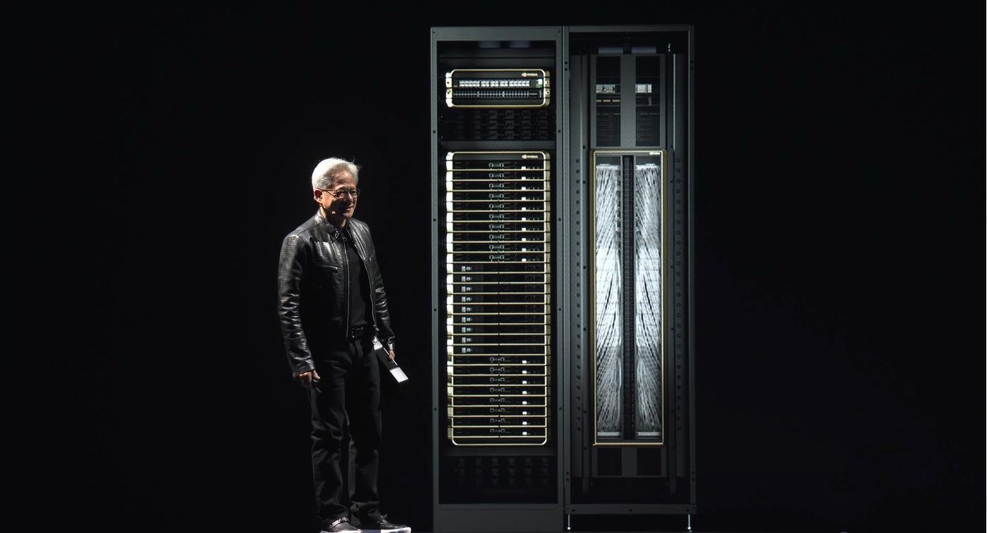 на фото монстр справа. Слева клёвый дядька Дженсен Хуанг, глава NVidia