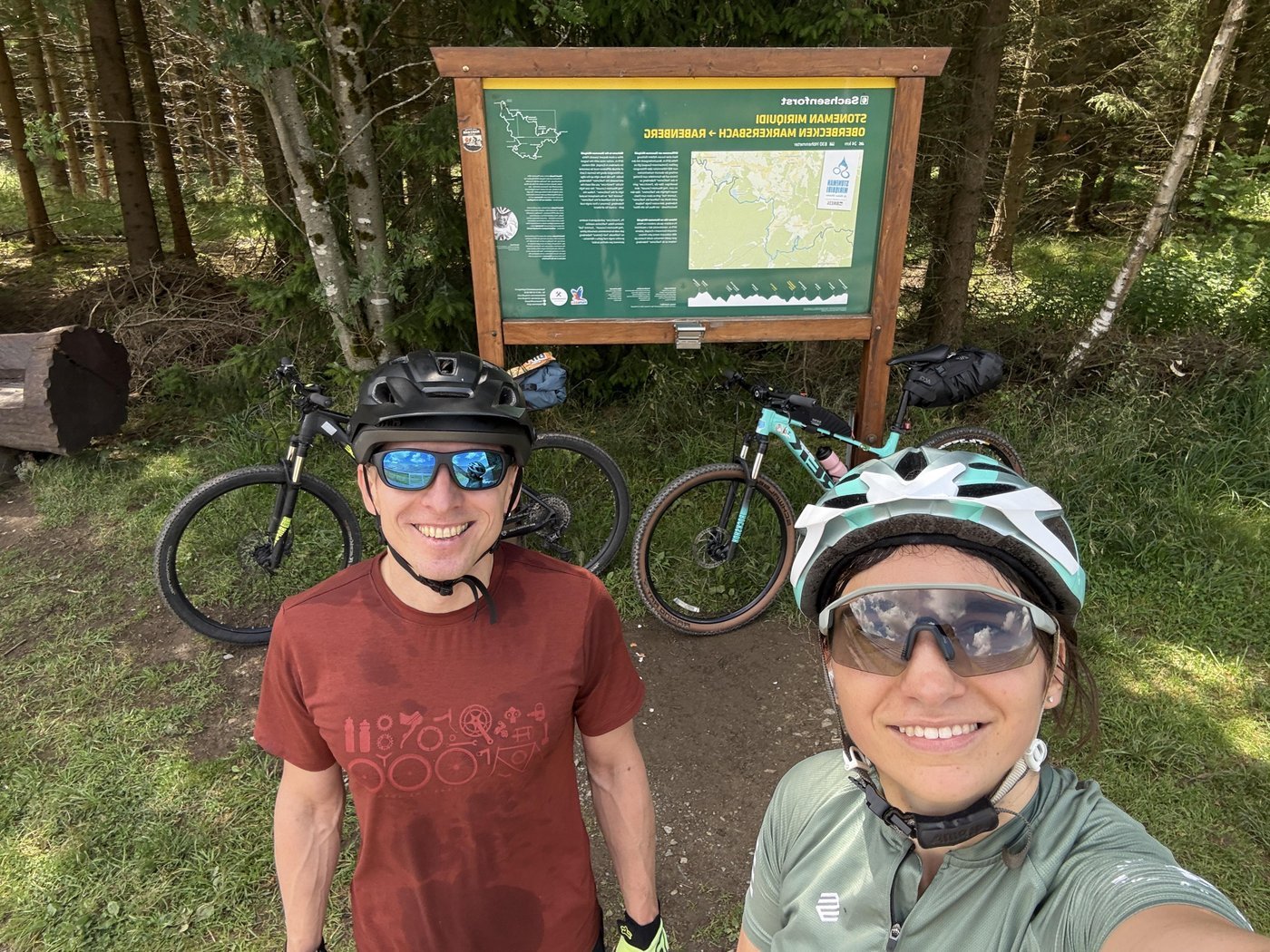 Бравые участники заезда после первой десяточки