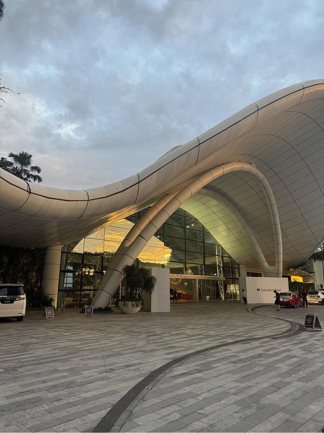 Вход в отель Network School, который стал как родной