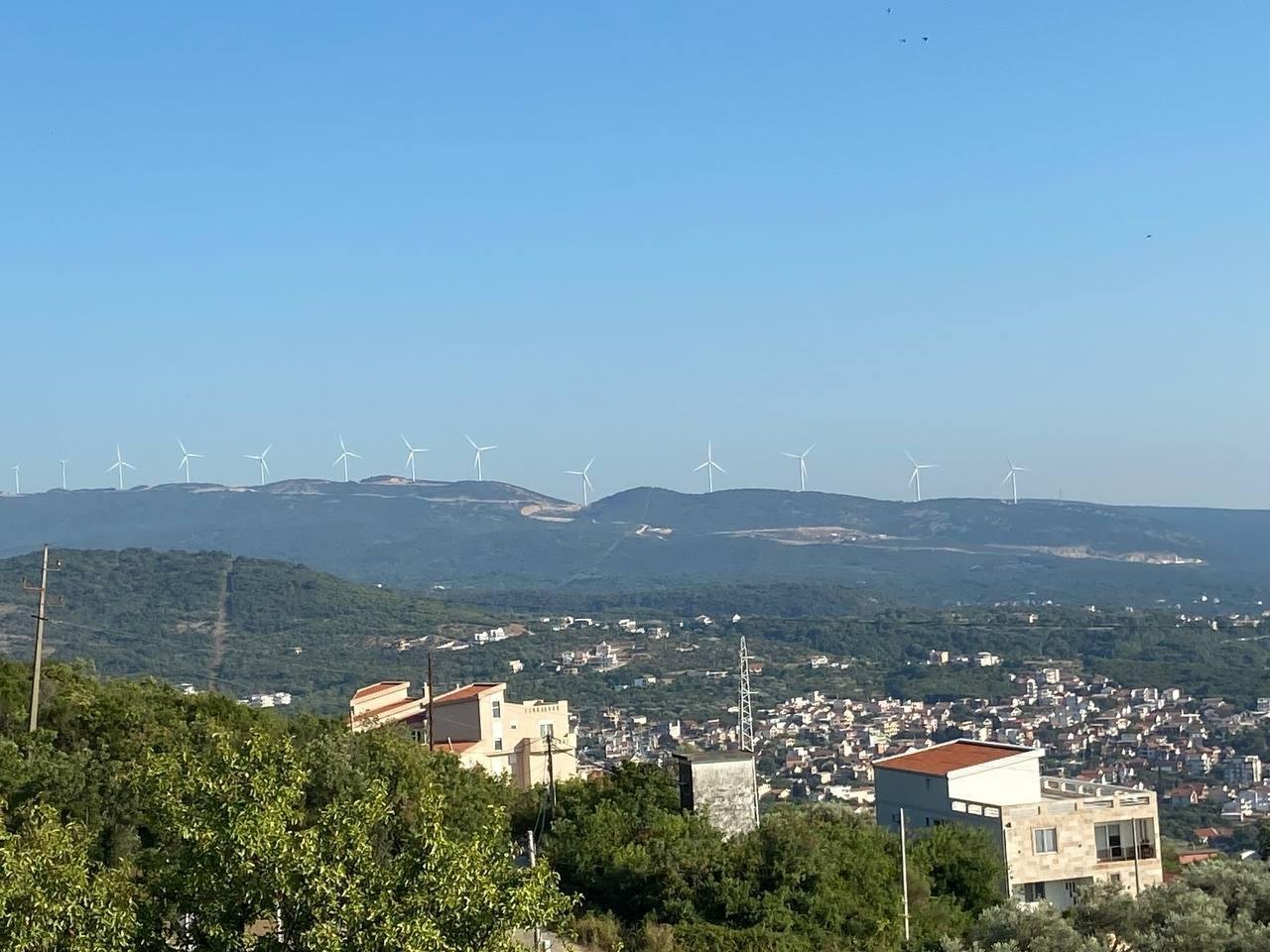 В Черногории тоже пытаются в зеленую энергию, но пока не оч идет (количество ветряков за последние 5 лет не изменилось, да и половина не работала когда мы проезжали мимо)