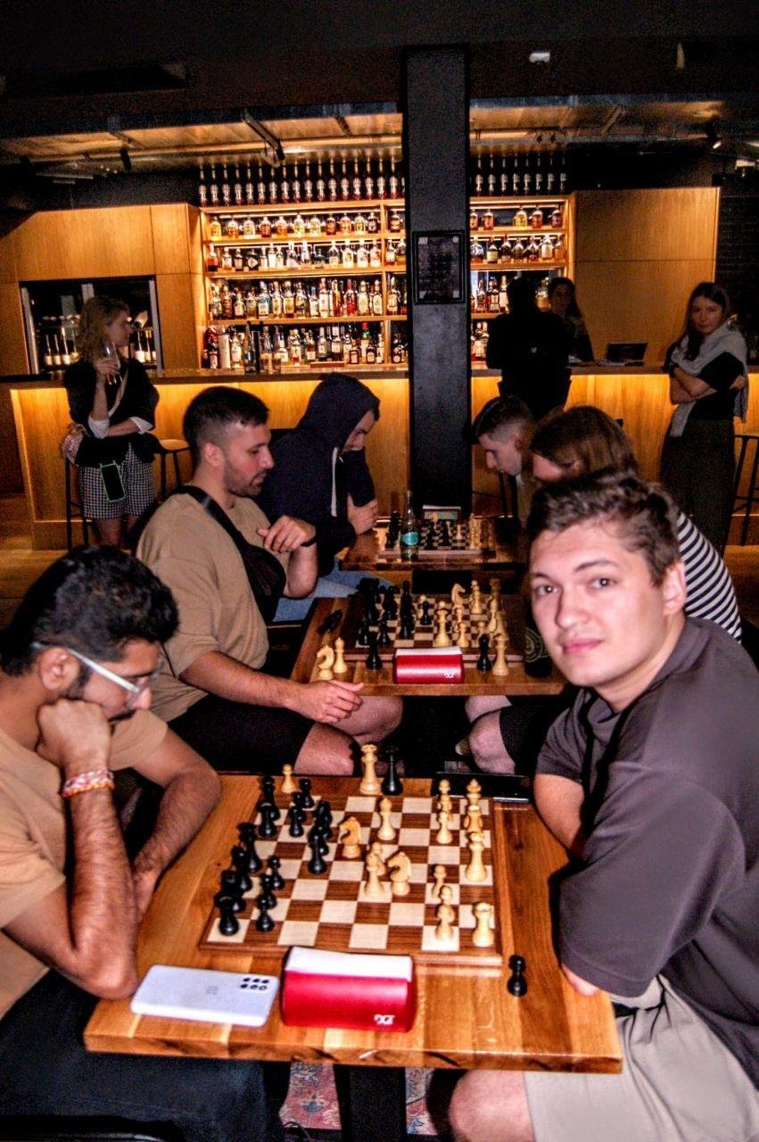 Первые турниры ChessGrinder в Германии, справа как раз Вован