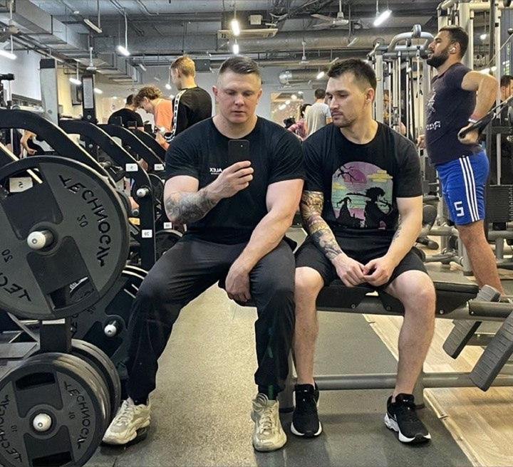 Октябрь 2022, первый тренер, как вы можете догадаться, я не слева