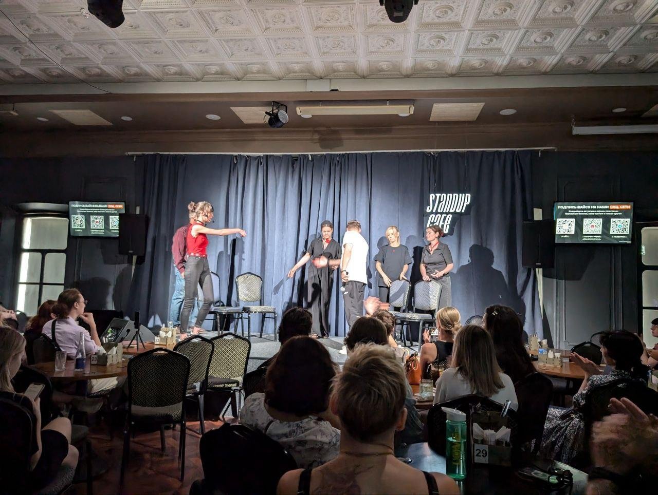 Выступление итогового занятия продвинутого курса Импров-студио в московском Стэндап Кафе