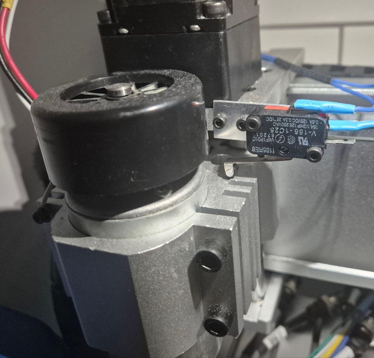 Концевик оси Z. Остальные выглядят похоже