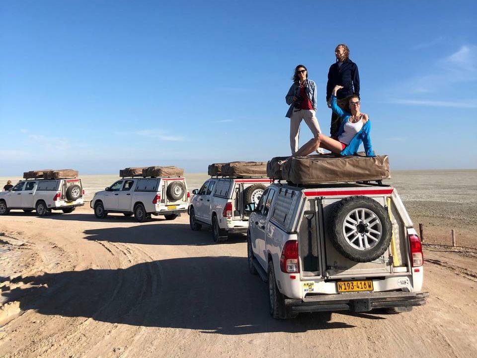 В Намибии. Где ещё вы посидите на крыше машины?