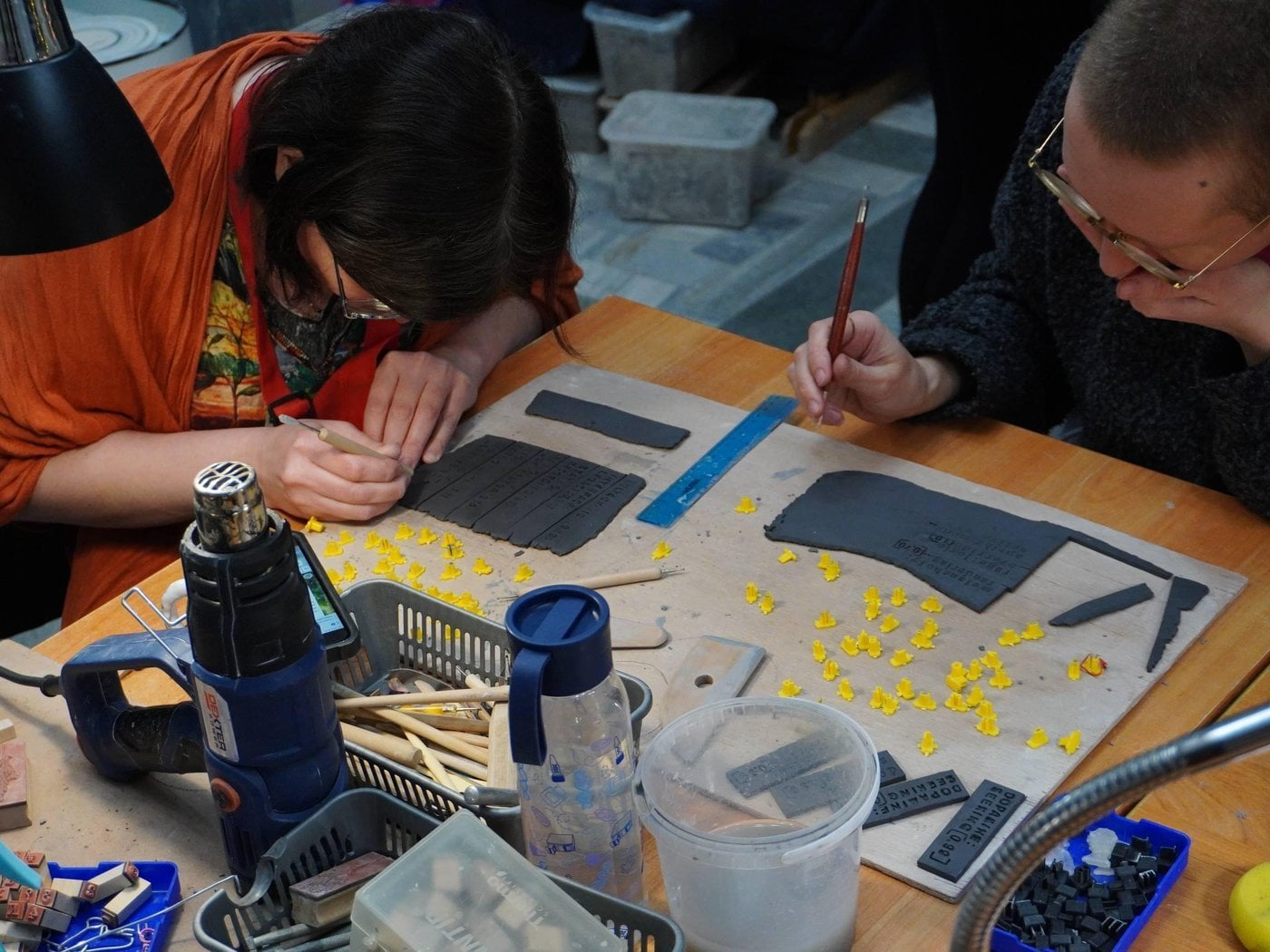 Очень прикольное ощущение контраста в процессе изготовления: на одну табличку уходит примерно 20 минут. Сколько страниц осмысленного текста выдаст используемая вами нейронка за это время?