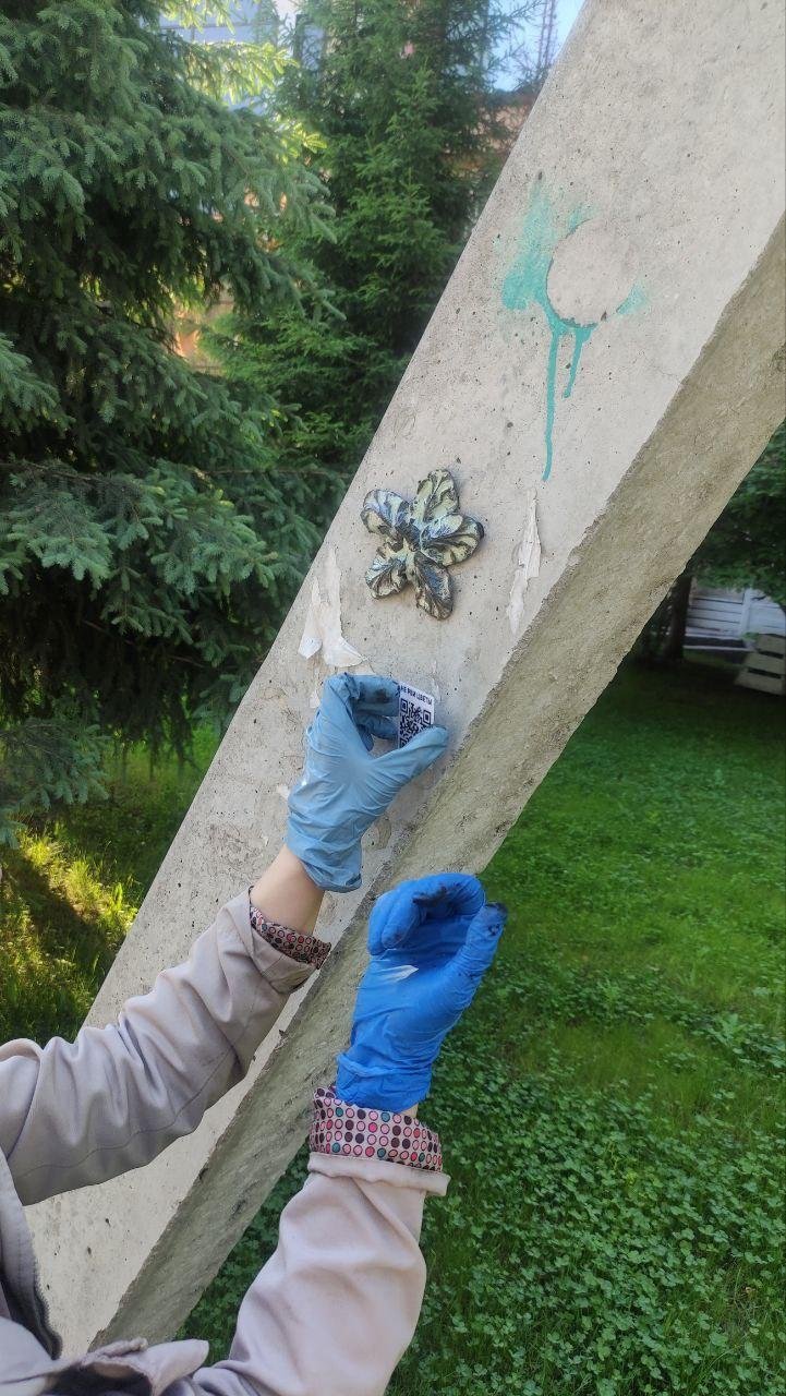 Лепим - жжем - красим - встаем на рассвете в 4-5 утра и “распускаем” цветы - клеим туда, где проходит моя ЦА.