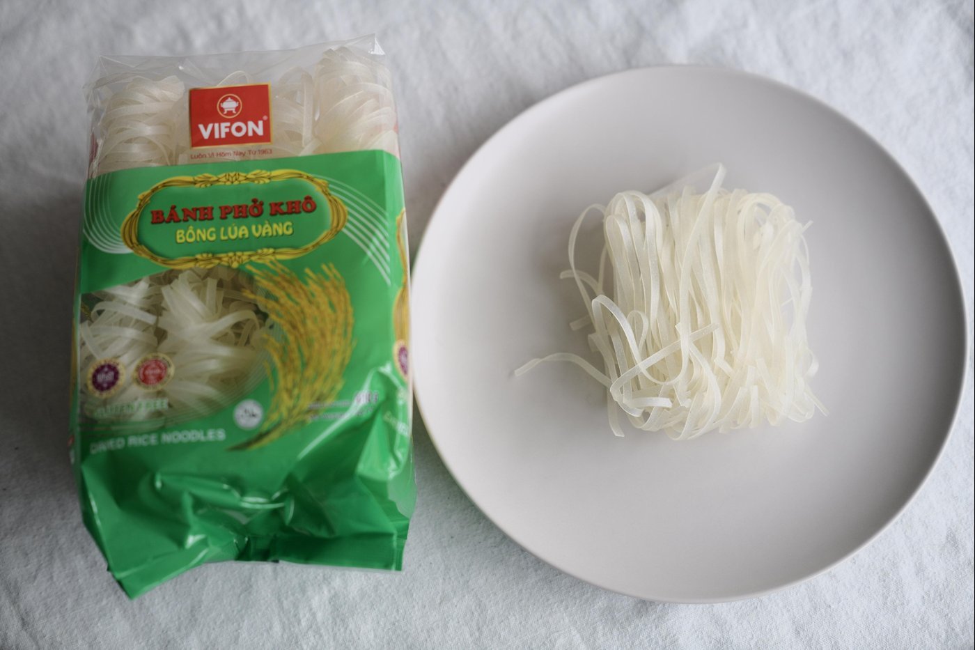 Как узнать, какая лапша для фо? На её упаковке будет написано Bánh Phở, и она будет плоская, а не круглая