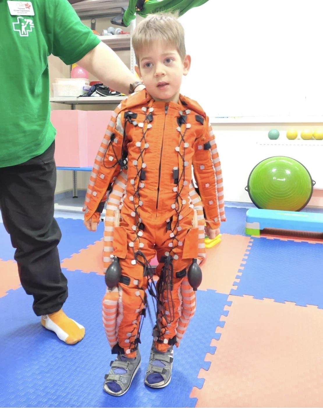 Иногда он похож на космонавта