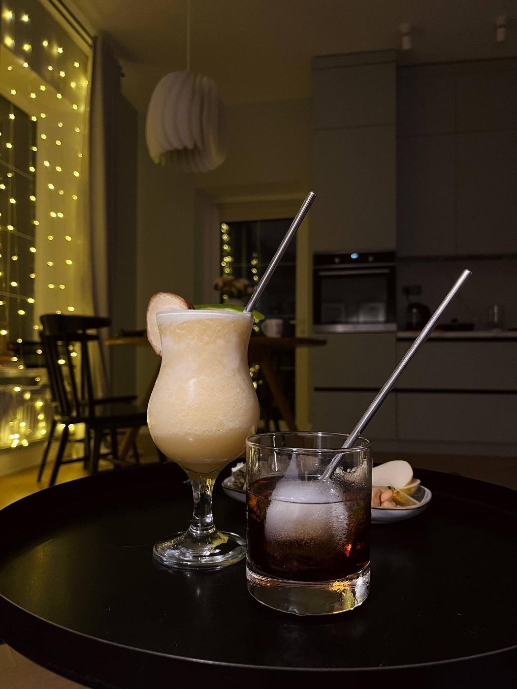 Frozen Banana Daiquiri, крошёный в блендере, и Black Russian с глыбой